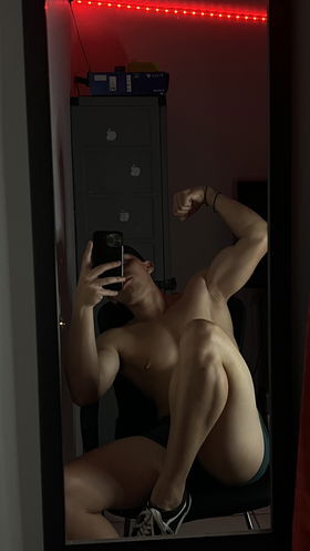 83162492 Joven apuesto, bien dotado, complaciente y musculoso