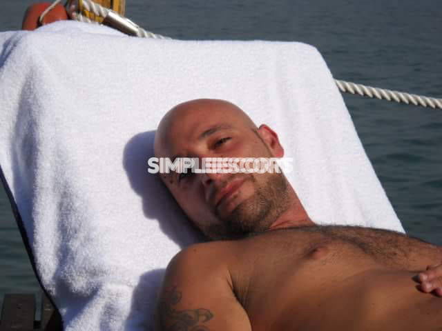 Escort 🇮🇹 Italiana a Napoli: 3484945271 - MASSAGGIATORE TANTRA PER COPPIA E UOMO A DOMICILIO Napoli HOTEL O MOTEL MALE MASSEUR FOR COUPLE IN ROME