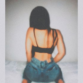 64637026 Hola soy Alexandra y soy una chica universitaria 