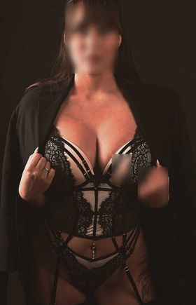 7981111880 Masie – Sexy Busty English Escort Available for Outcall Tonight | £130/hr